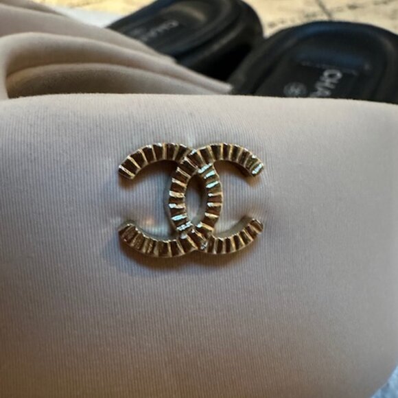 Chanel Interlocking CC Logo Slide - Picture 8 of 15